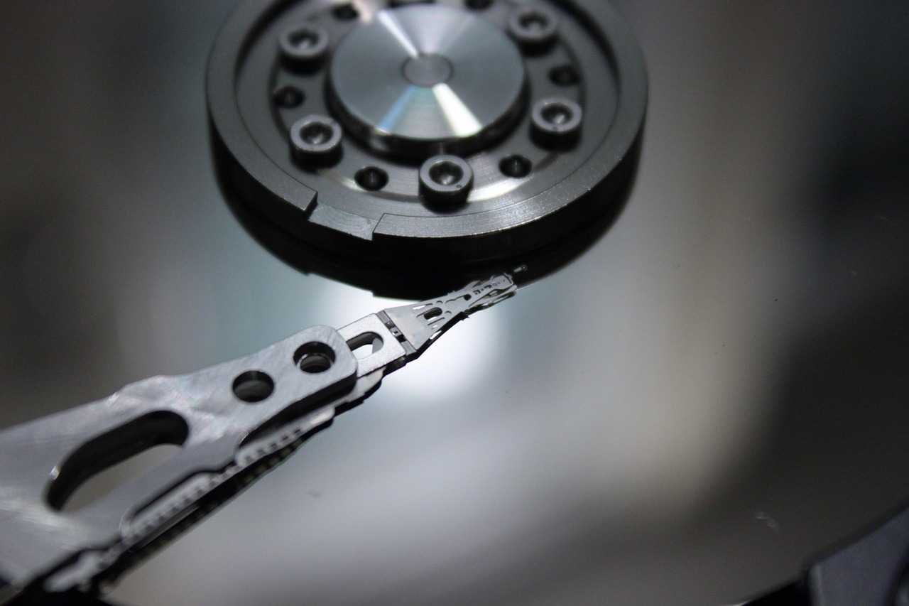 你有没有遇到服务器硬盘黄灯亮的情况?是不是也像我一样慌得一批